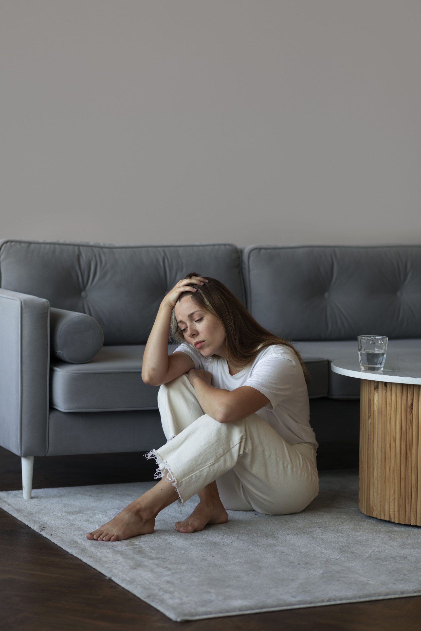 full-shot-anxious-woman-sitting-floor (2)